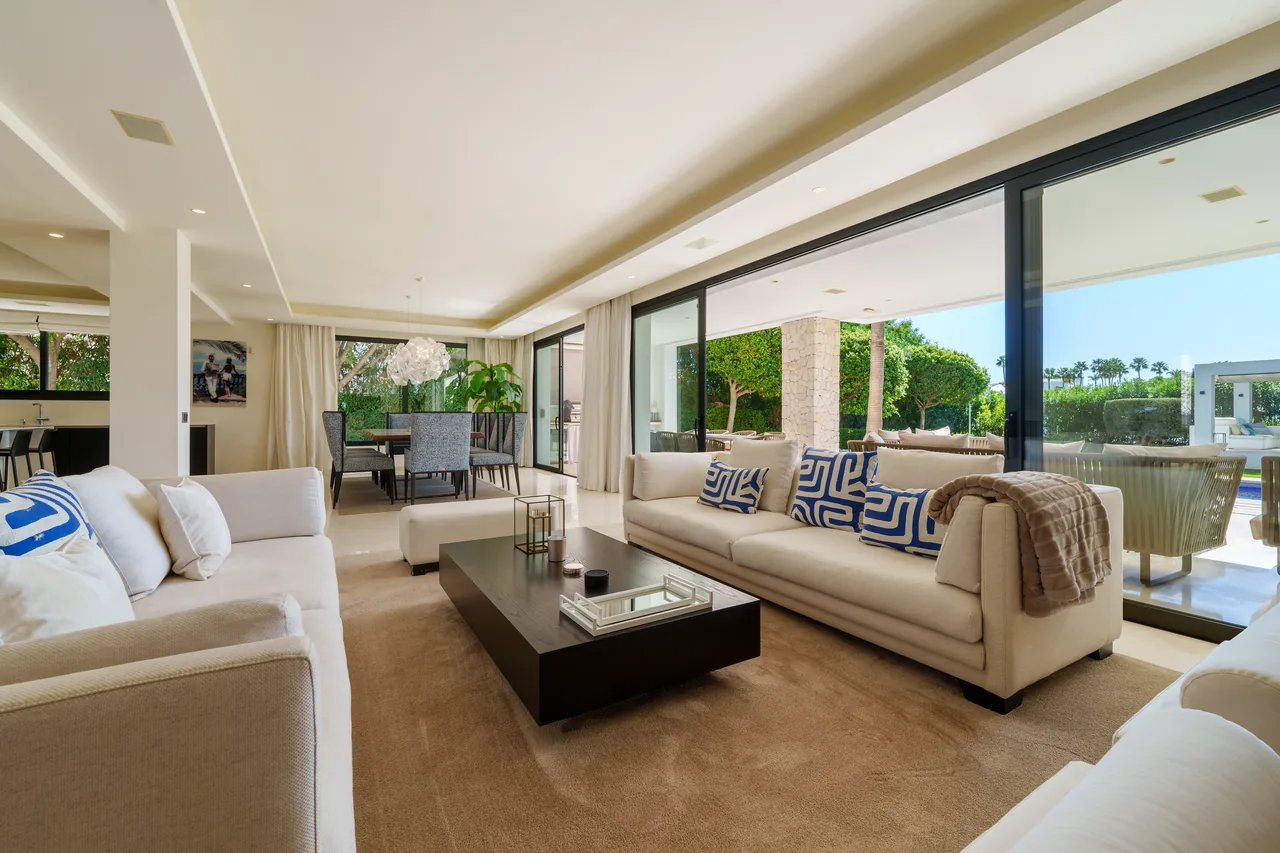 6-bedroom villa in Nueva Andalucia with private pool and private garden — image 51