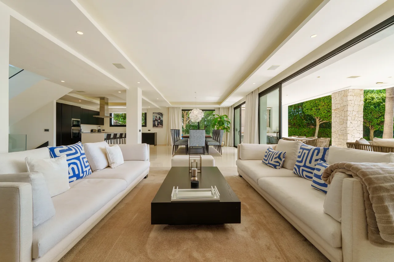 6-bedroom villa in Nueva Andalucia with private pool and private garden — image 52