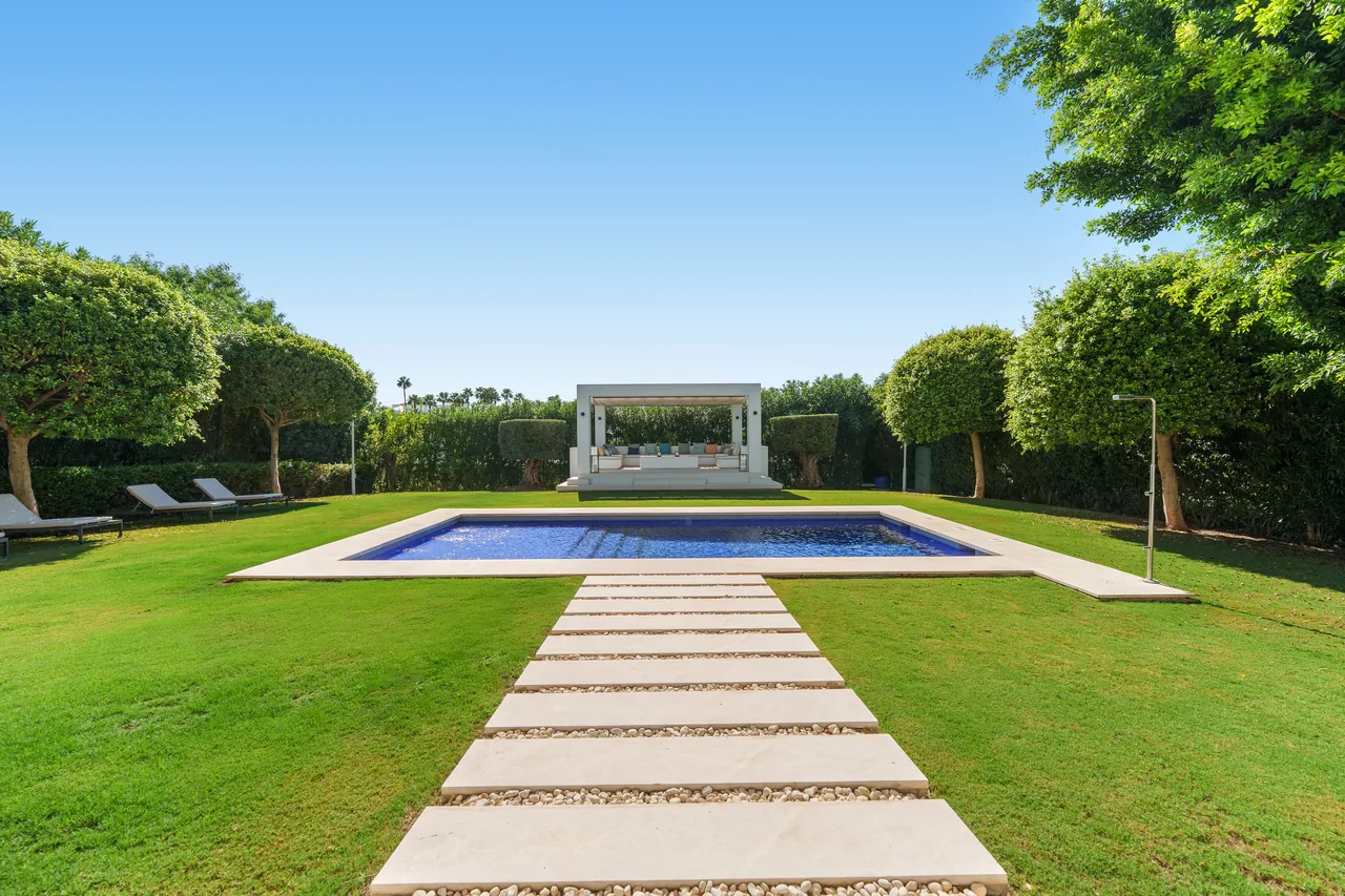 6-bedroom villa in Nueva Andalucia with private pool and private garden — image 56