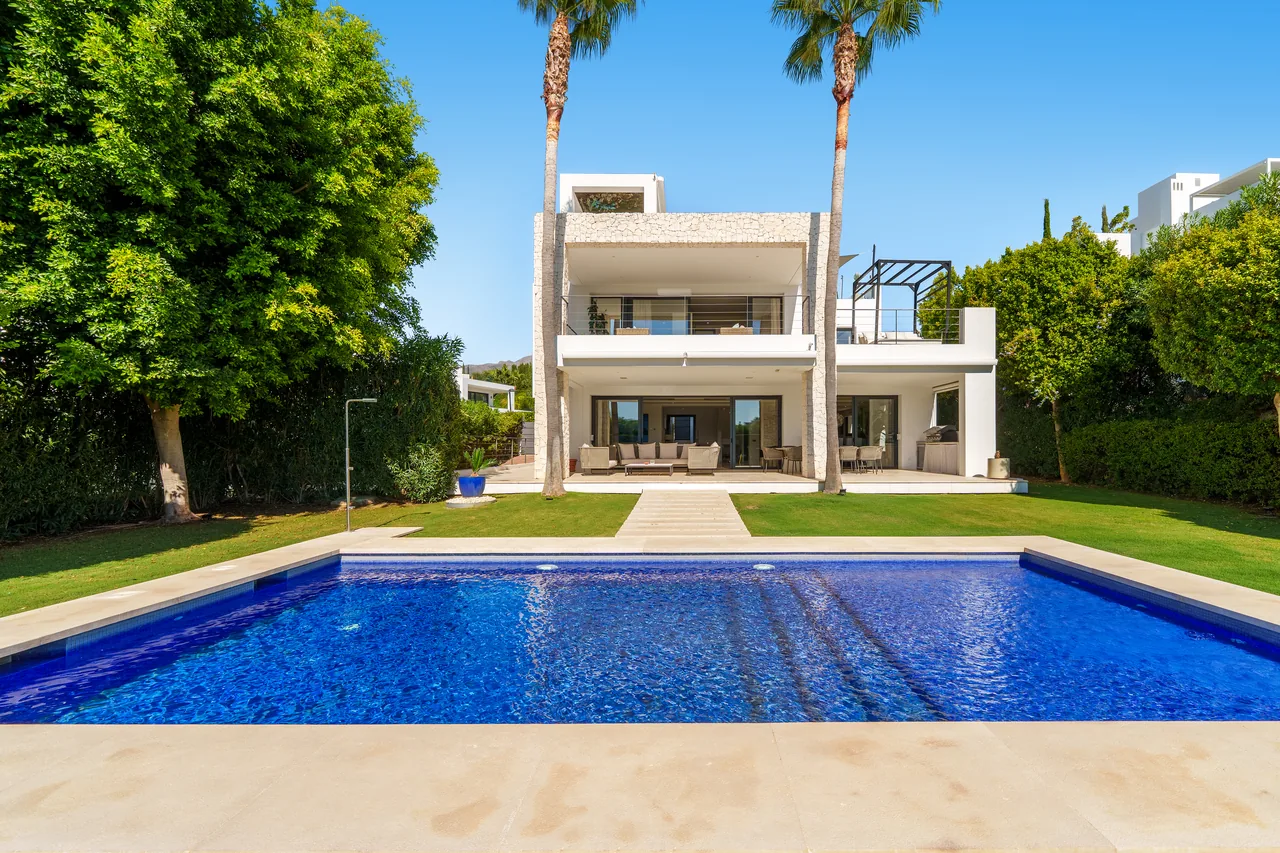 6-bedroom villa in Nueva Andalucia with private pool and private garden — image 58