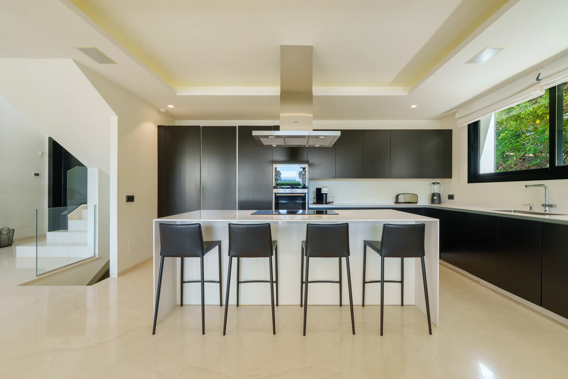 6-bedroom villa in Nueva Andalucia with private pool and private garden — image 59