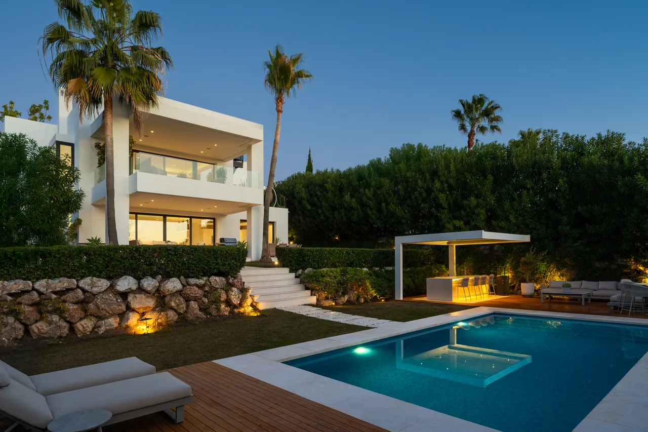 6-bedroom villa in Nueva Andalucia with private pool and private garden — image 2