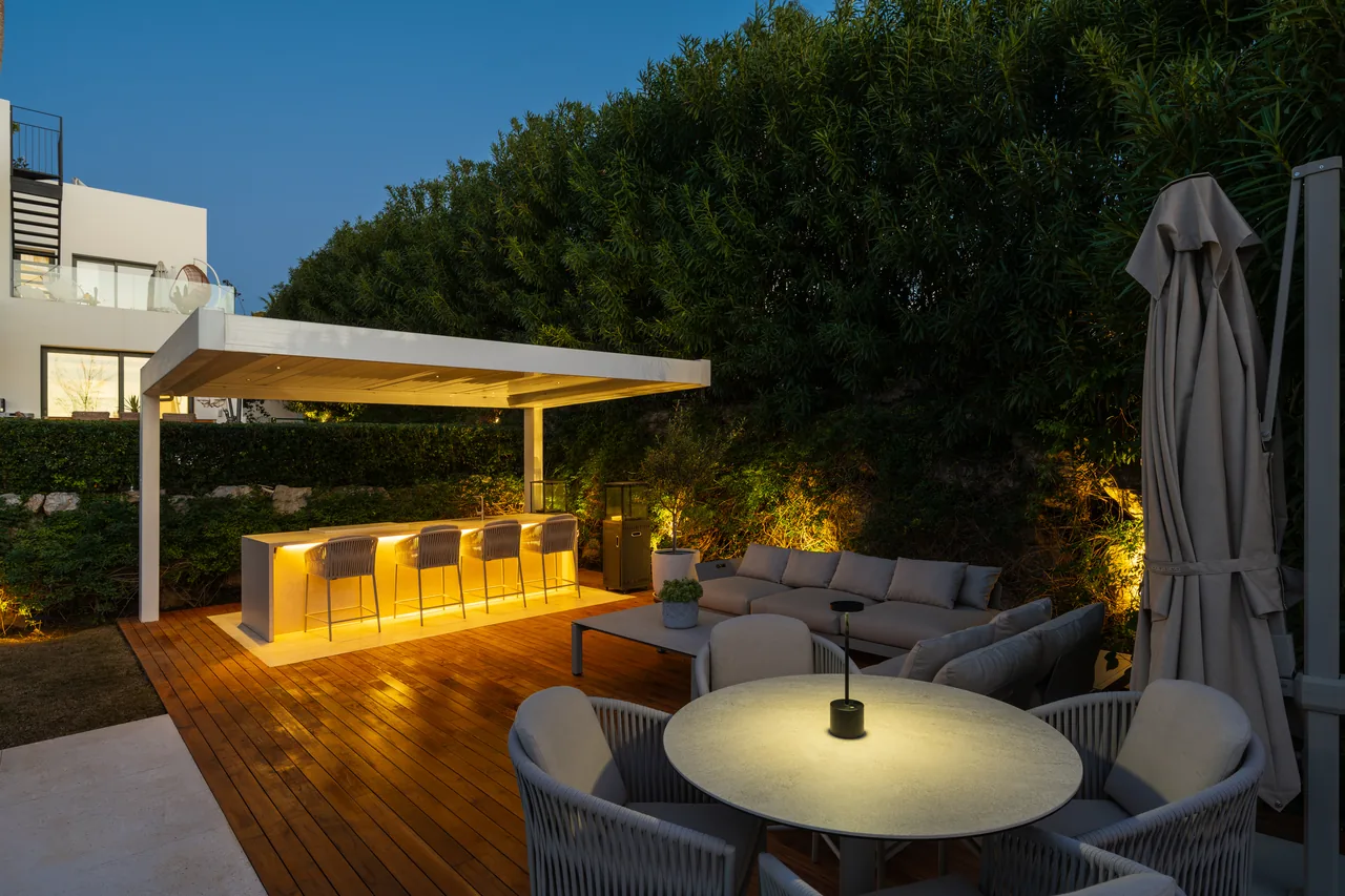 6-bedroom villa in Nueva Andalucia with private pool and private garden — image 3