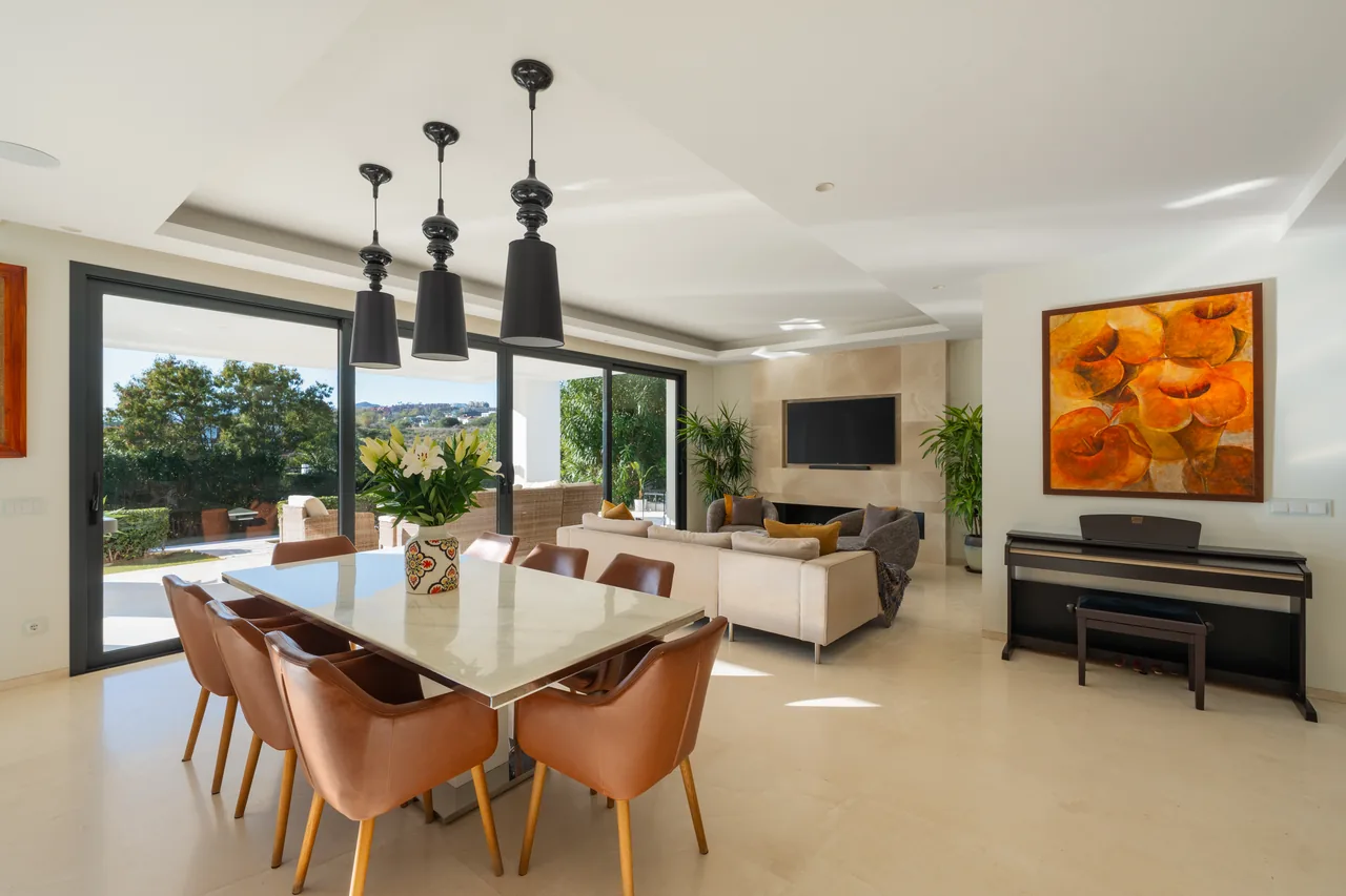 6-bedroom villa in Nueva Andalucia with private pool and private garden — image 4