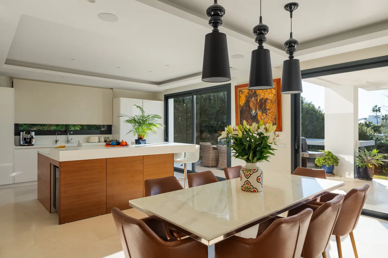6-bedroom villa in Nueva Andalucia with private pool and private garden — image 5