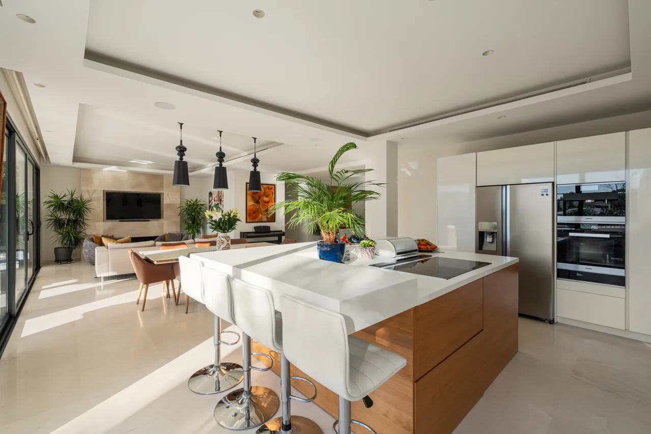 6-bedroom villa in Nueva Andalucia with private pool and private garden — image 6