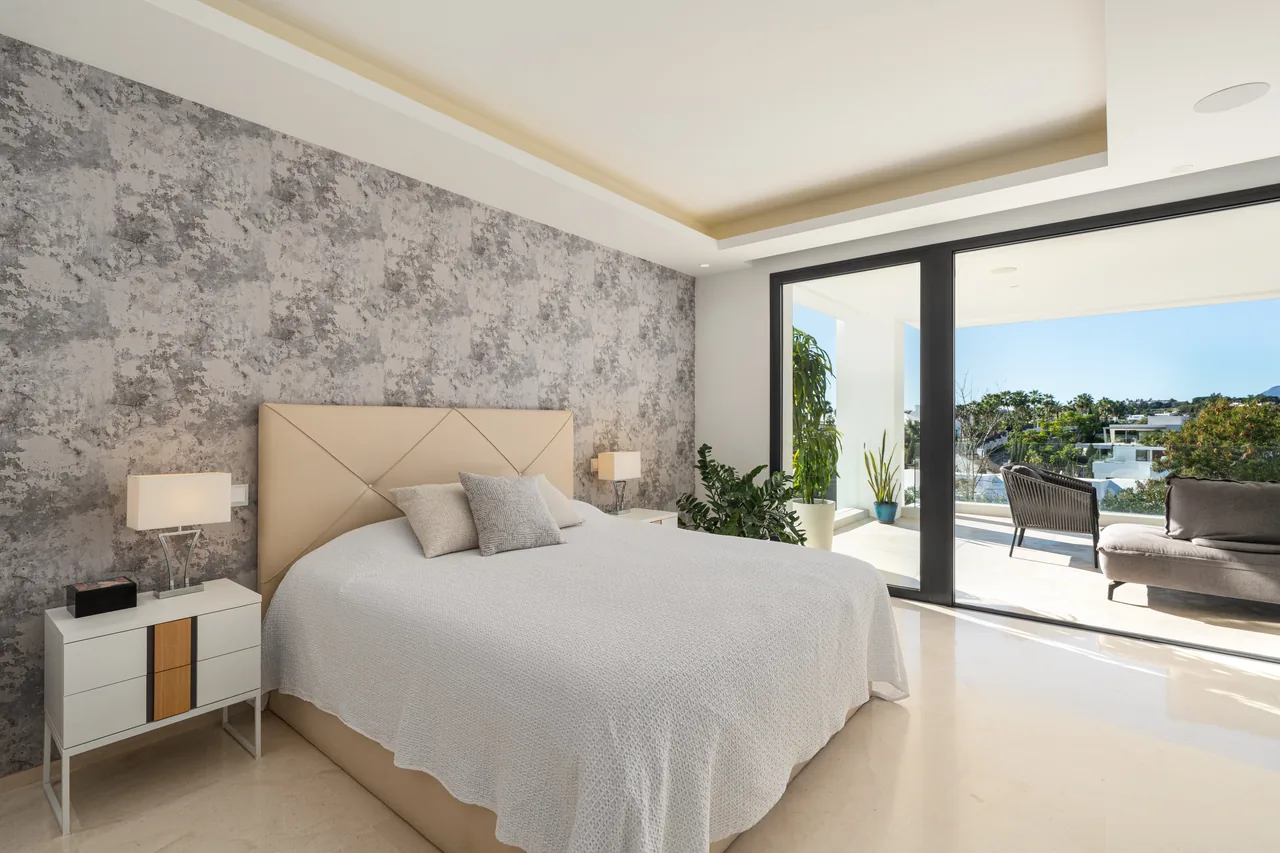 6-bedroom villa in Nueva Andalucia with private pool and private garden — image 9