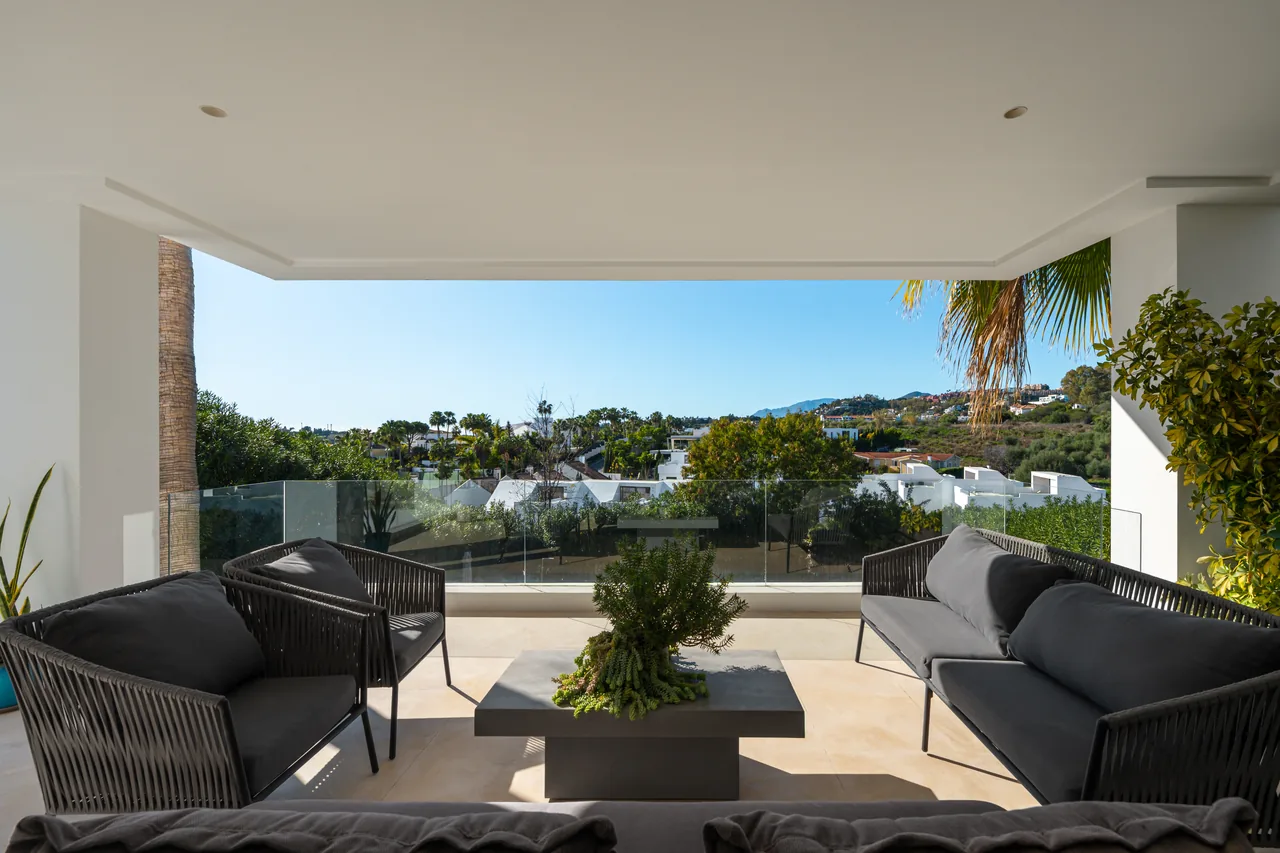 6-bedroom villa in Nueva Andalucia with private pool and private garden — image 10