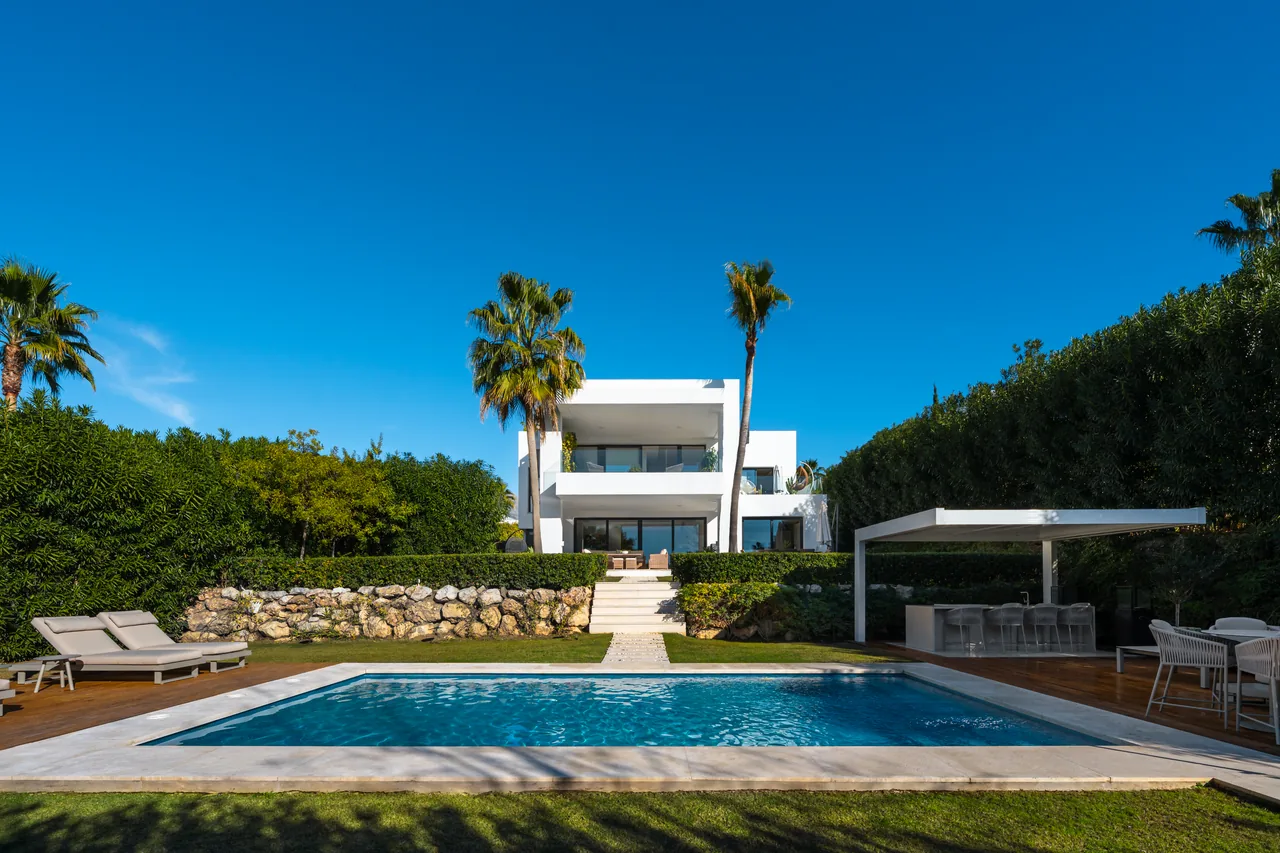 6-bedroom villa in Nueva Andalucia with private pool and private garden — image 11