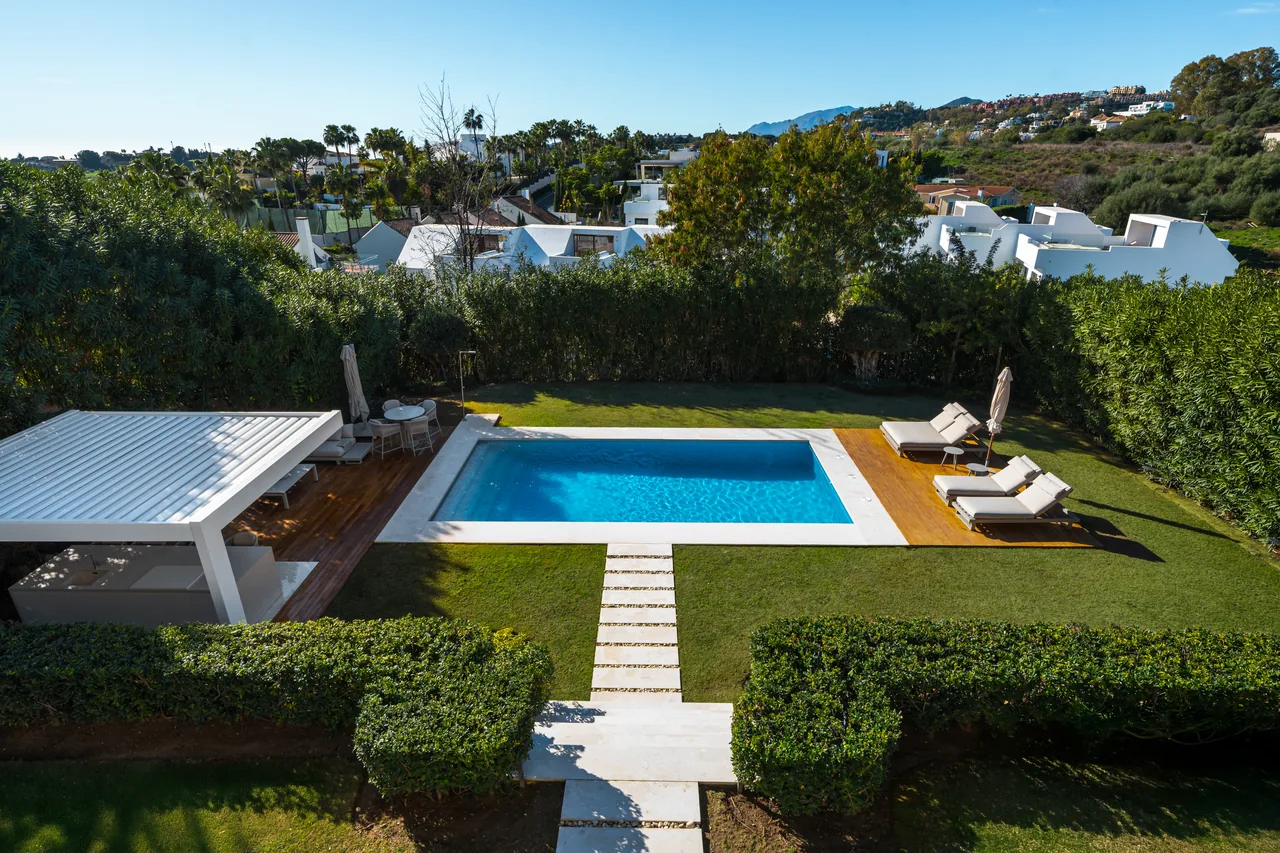 6-bedroom villa in Nueva Andalucia with private pool and private garden — image 12