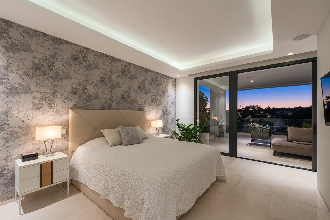 6-bedroom villa in Nueva Andalucia with private pool and private garden — image 14