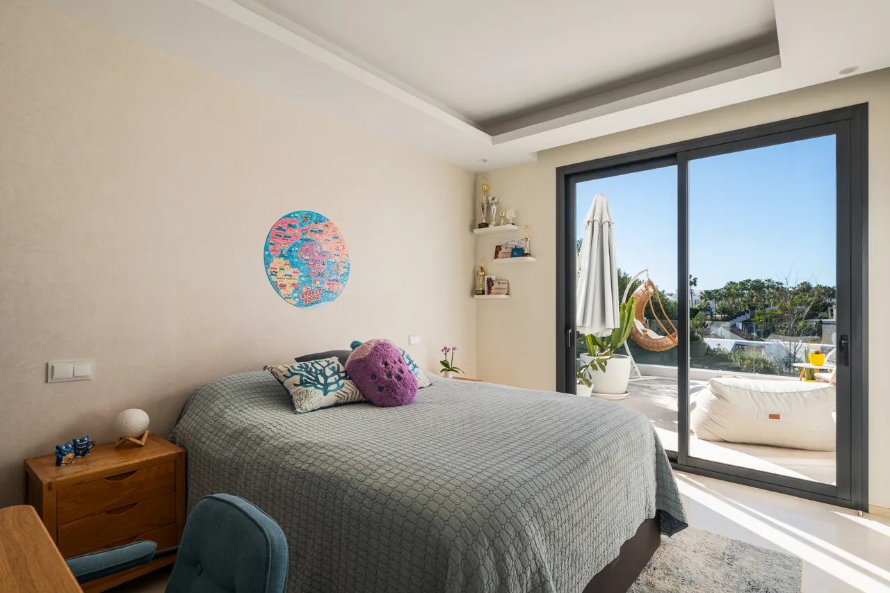 6-bedroom villa in Nueva Andalucia with private pool and private garden — image 15