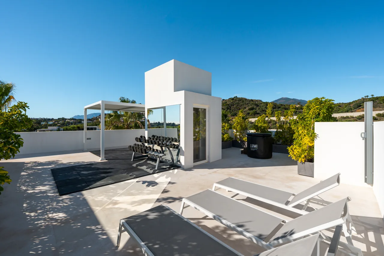 6-bedroom villa in Nueva Andalucia with private pool and private garden — image 17