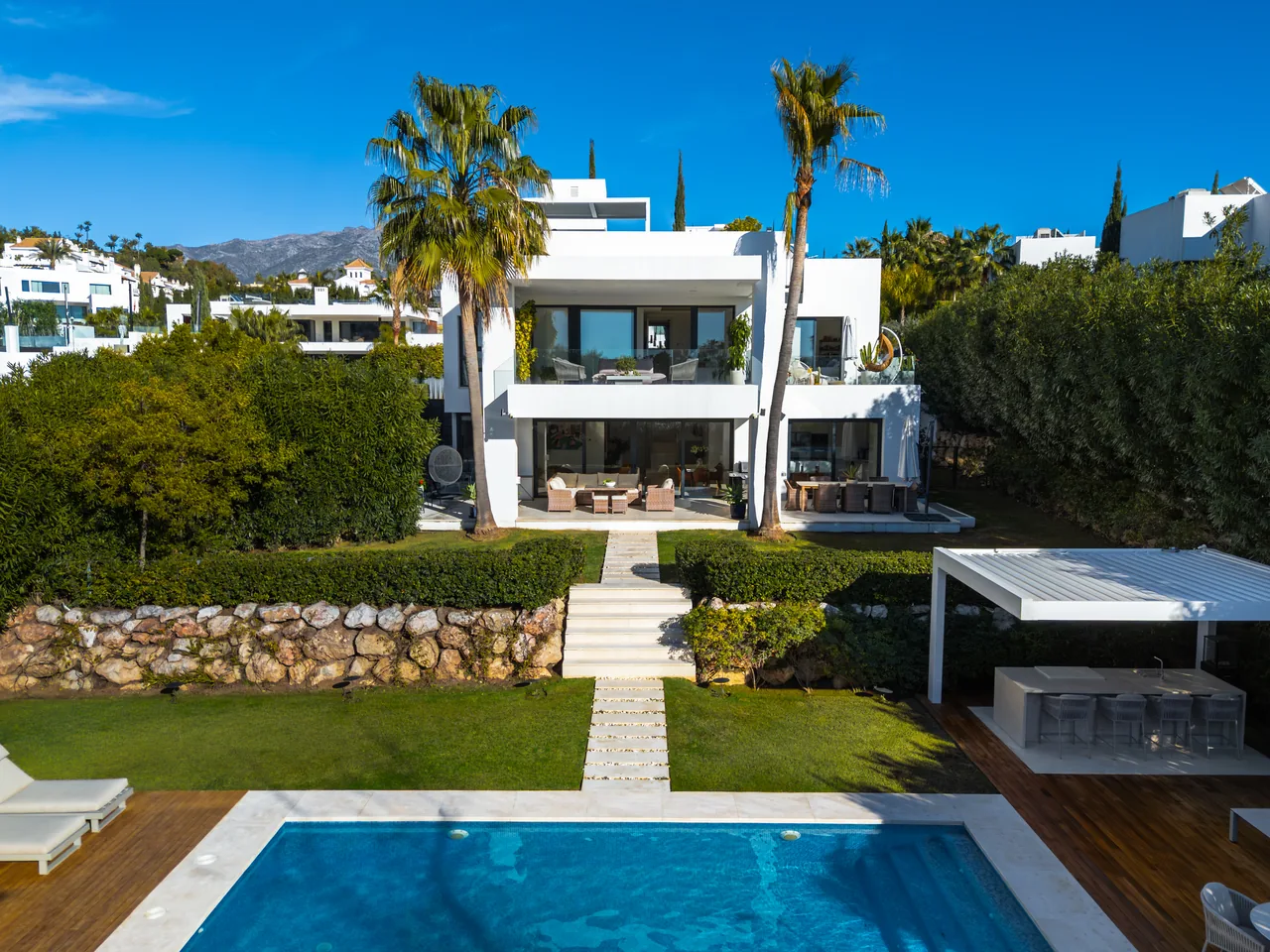 6-bedroom villa in Nueva Andalucia with private pool and private garden — image 22