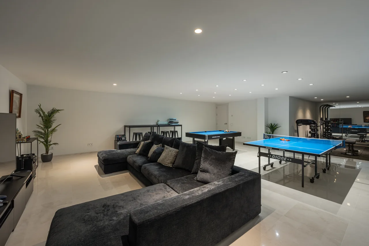 6-bedroom villa in Nueva Andalucia with private pool and private garden — image 25