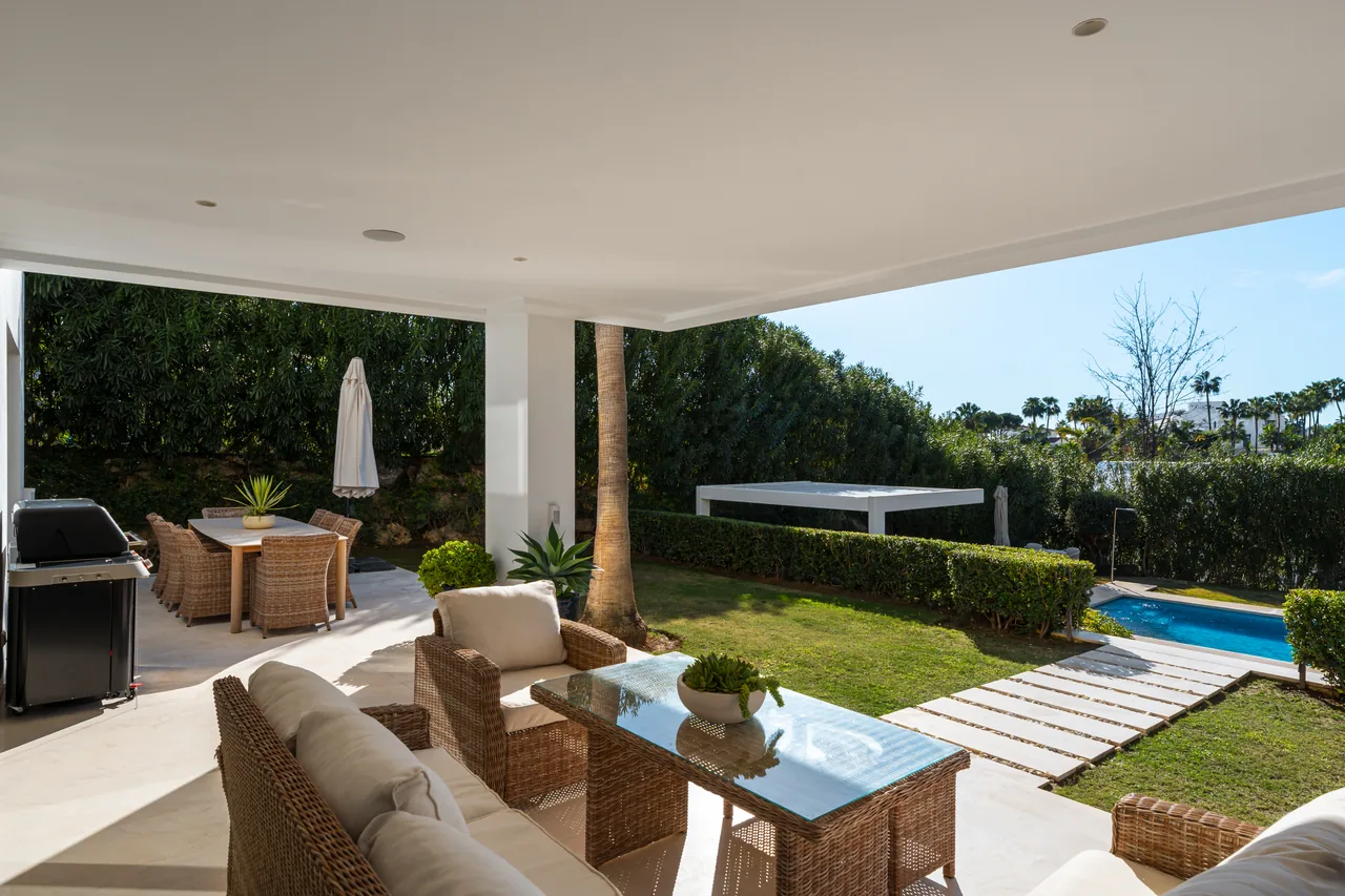 6-bedroom villa in Nueva Andalucia with private pool and private garden — image 30
