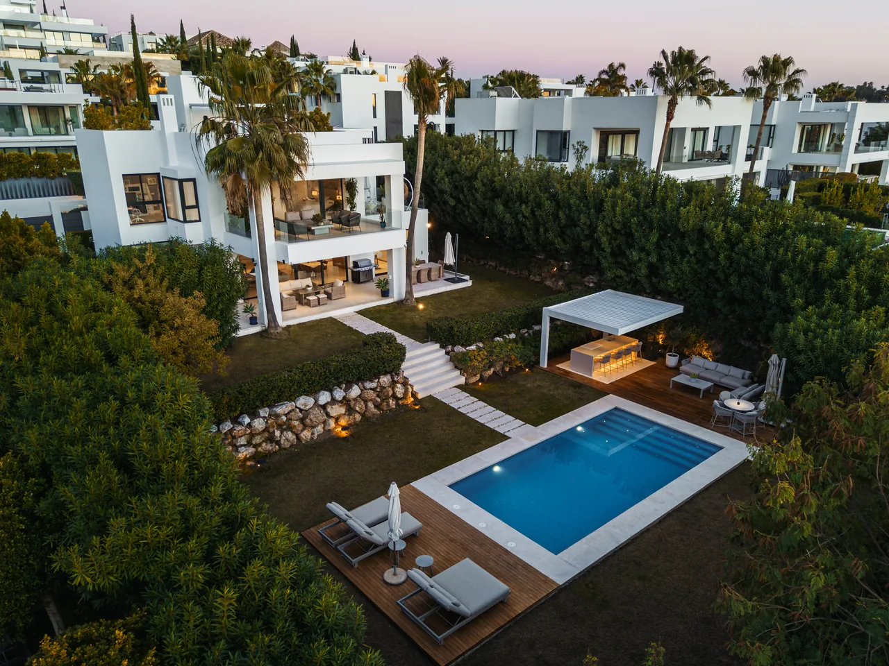 6-bedroom villa in Nueva Andalucia with private pool and private garden — image 34