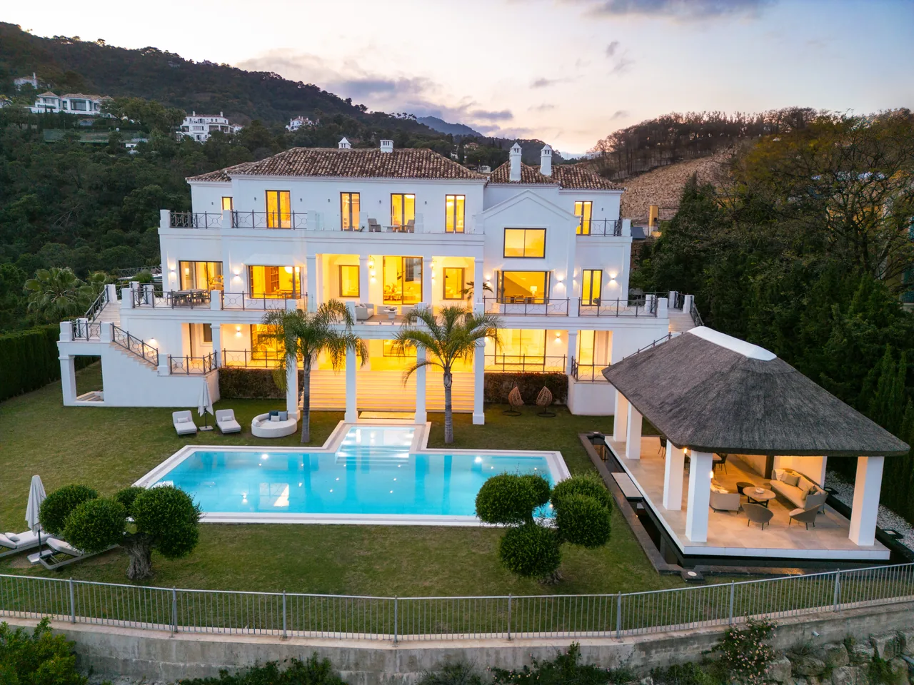 5-bedroom villa in El Madroñal with private pool and private garden — image 3
