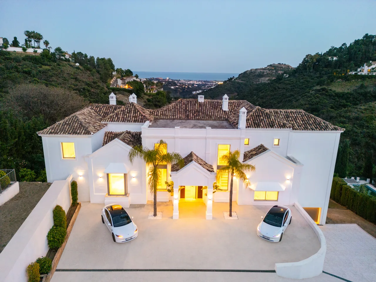 5-bedroom villa in El Madroñal with private pool and private garden — image 4