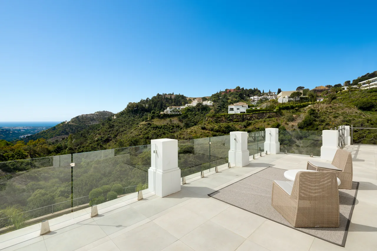 5-bedroom villa in El Madroñal with private pool and private garden — image 6