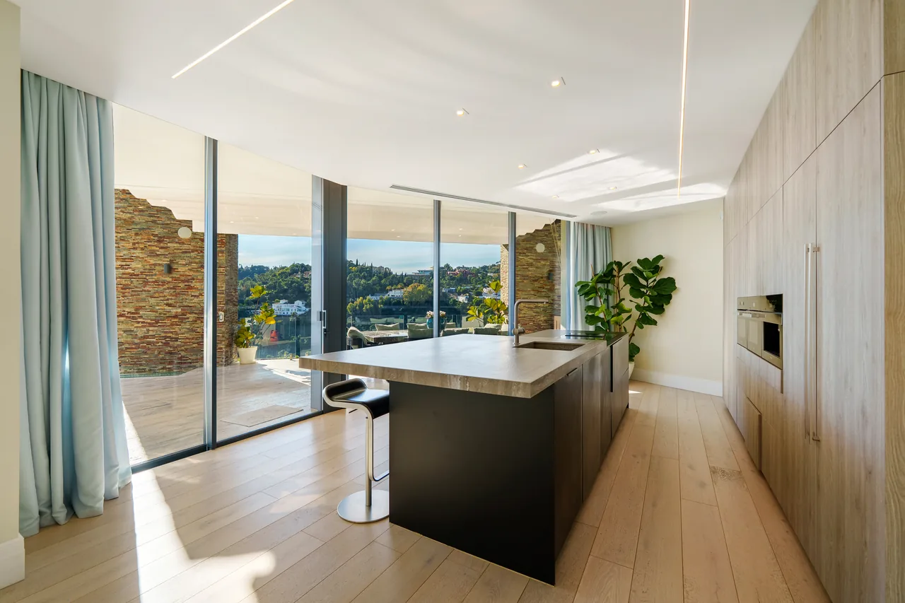 5-bedroom villa in El Madroñal with private garden and gated community — image 2
