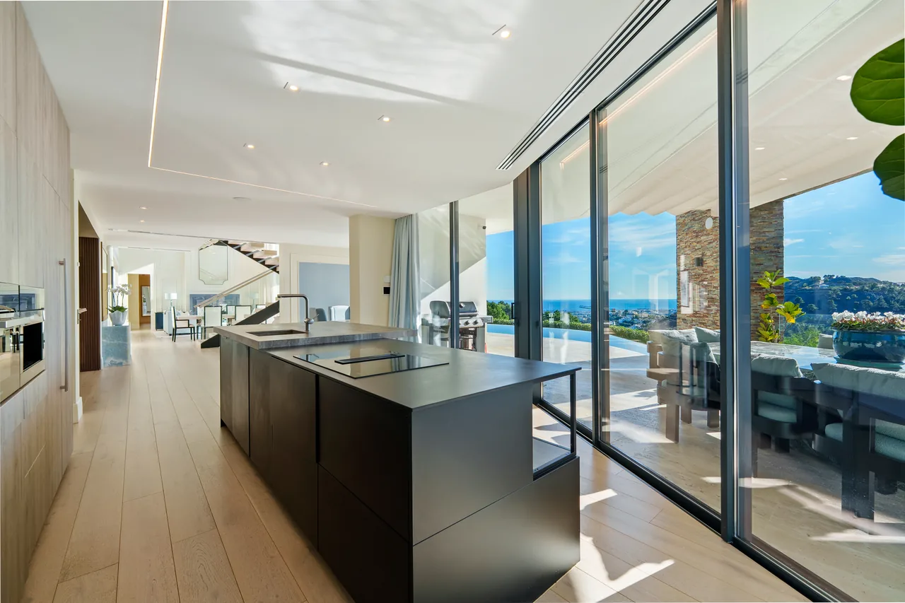 5-bedroom villa in El Madroñal with private garden and gated community — image 3