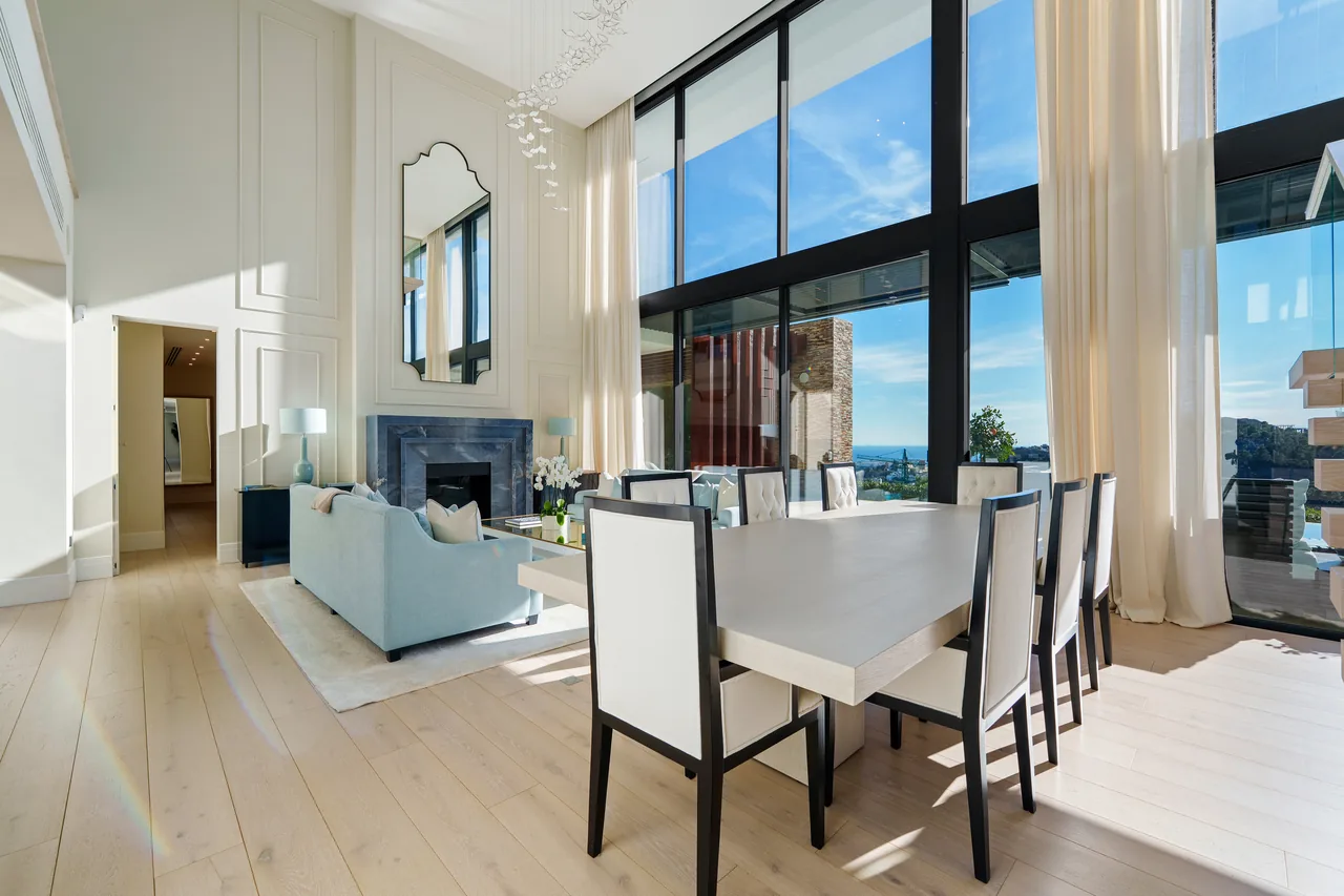 5-bedroom villa in El Madroñal with private garden and gated community — image 7