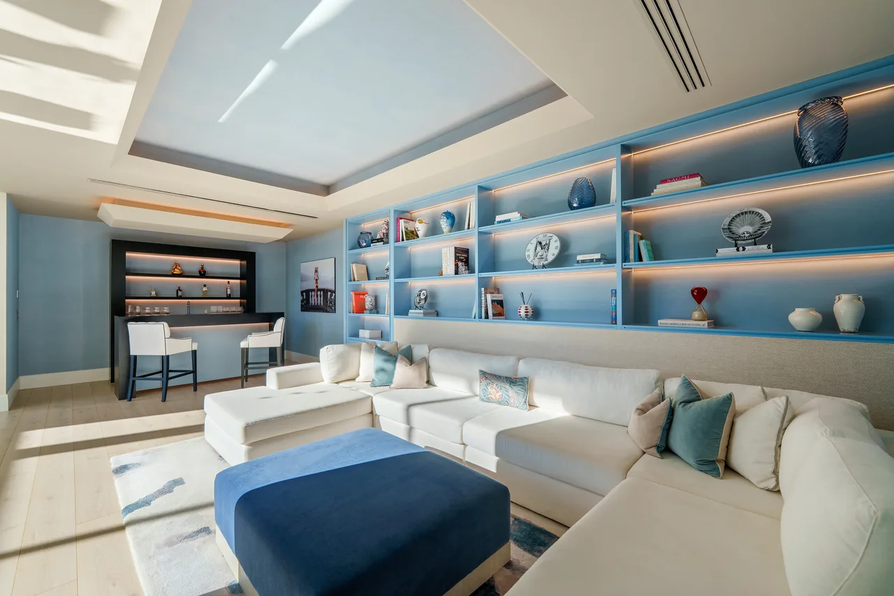 5-bedroom villa in El Madroñal with private garden and gated community — image 8