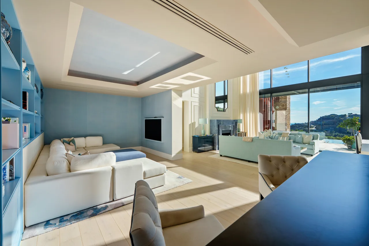5-bedroom villa in El Madroñal with private garden and gated community — image 9
