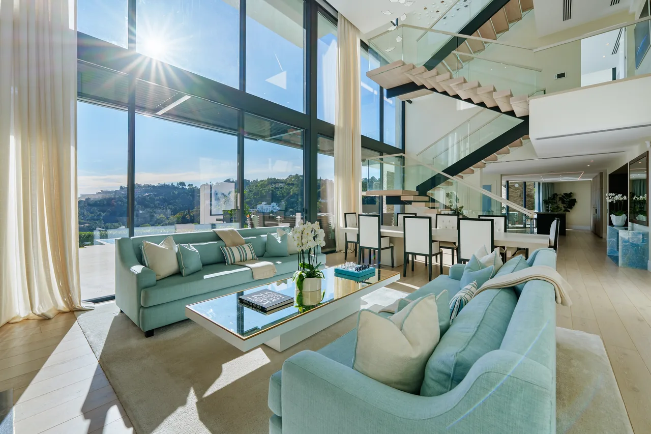 5-bedroom villa in El Madroñal with private garden and gated community — image 10