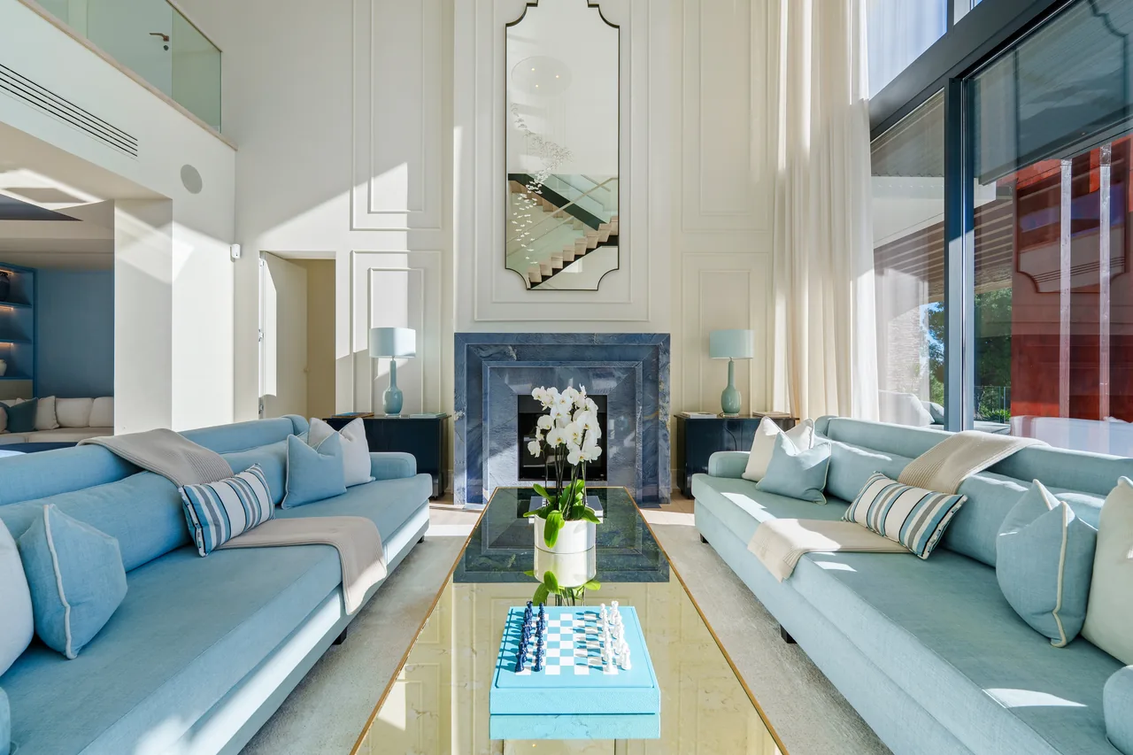 5-bedroom villa in El Madroñal with private garden and gated community — image 11