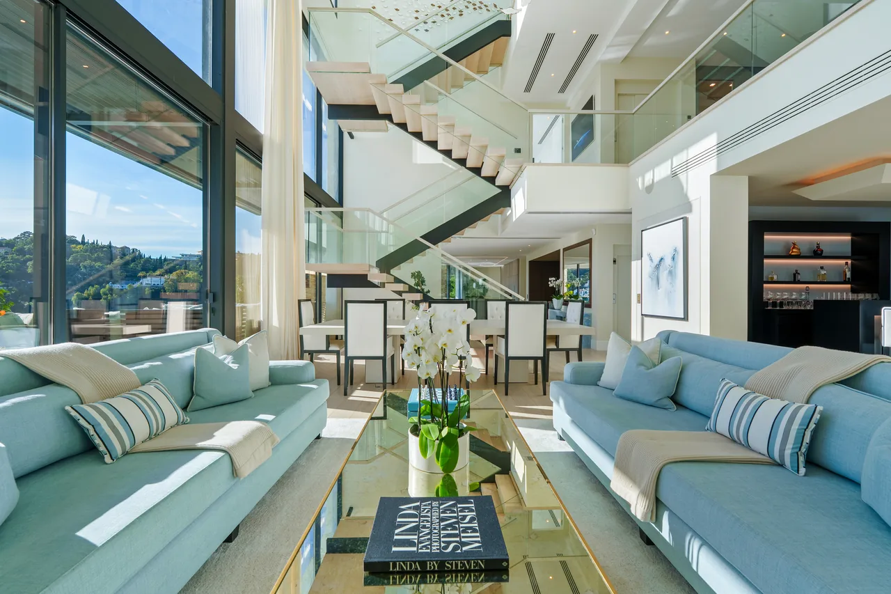 5-bedroom villa in El Madroñal with private garden and gated community — image 12