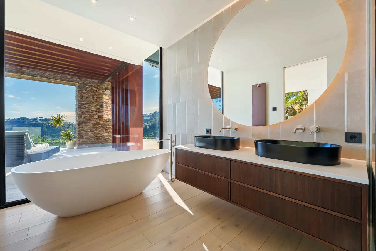 5-bedroom villa in El Madroñal with private garden and gated community — image 13