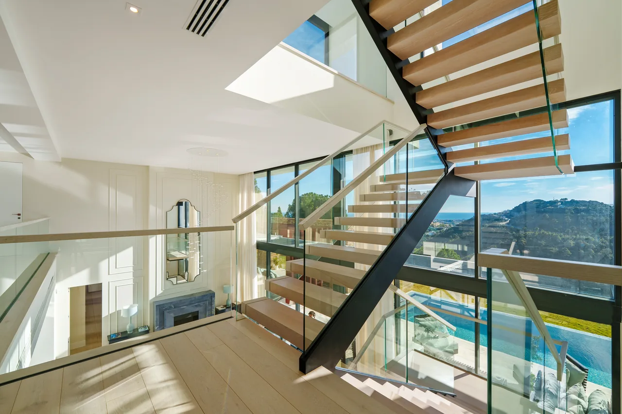 5-bedroom villa in El Madroñal with private garden and gated community — image 15