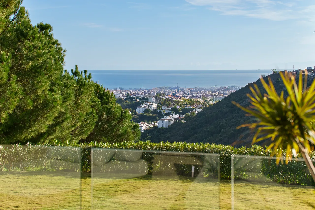 5-bedroom villa in El Madroñal with private garden and gated community — image 16