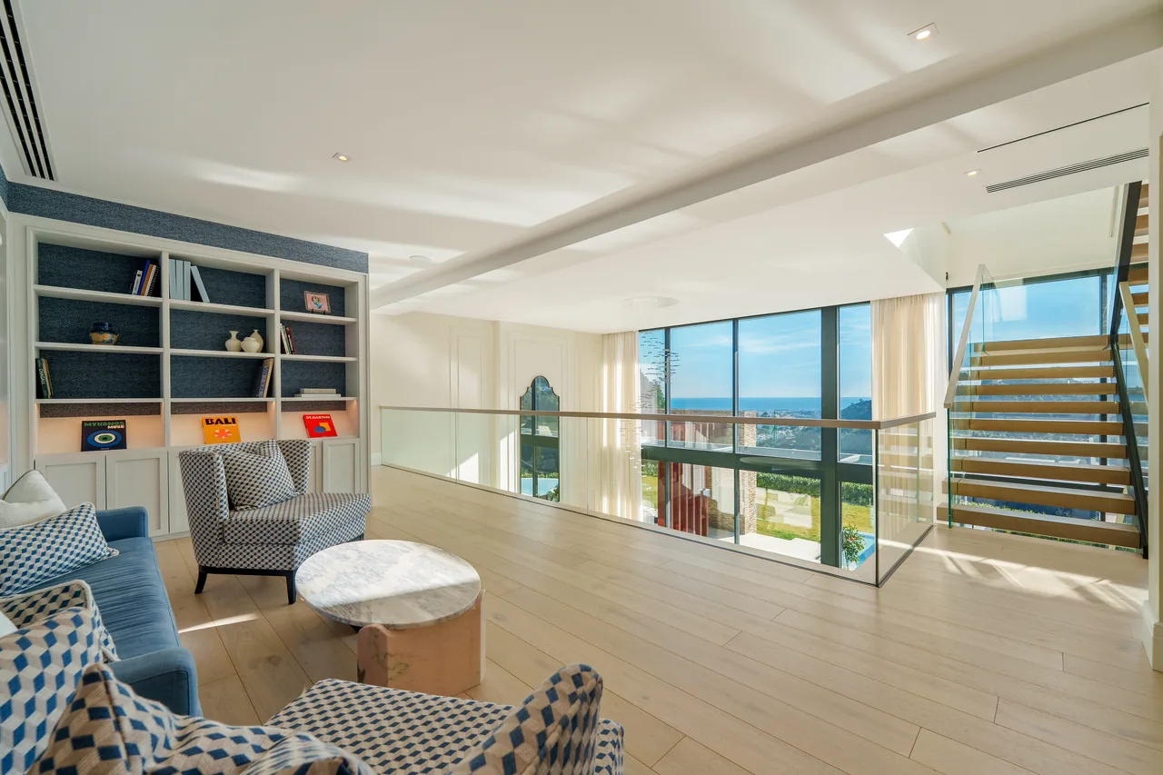 5-bedroom villa in El Madroñal with private garden and gated community — image 17
