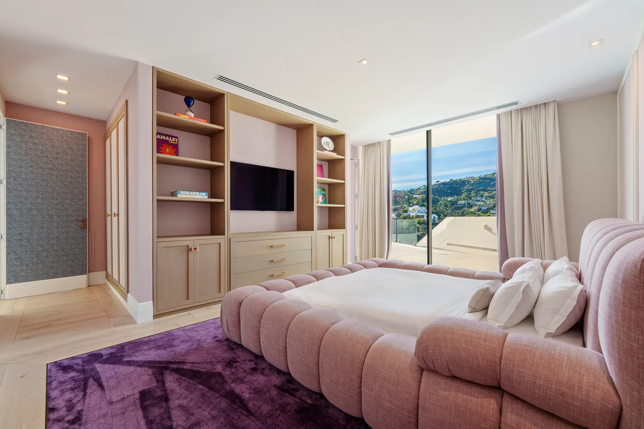 5-bedroom villa in El Madroñal with private garden and gated community — image 18