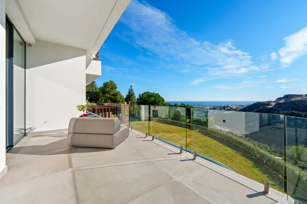 5-bedroom villa in El Madroñal with private garden and gated community — image 22
