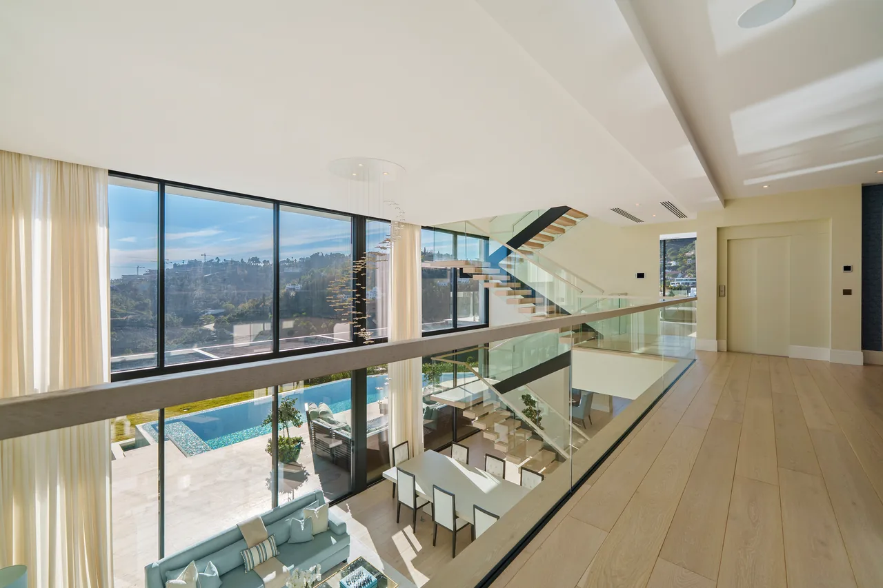5-bedroom villa in El Madroñal with private garden and gated community — image 23