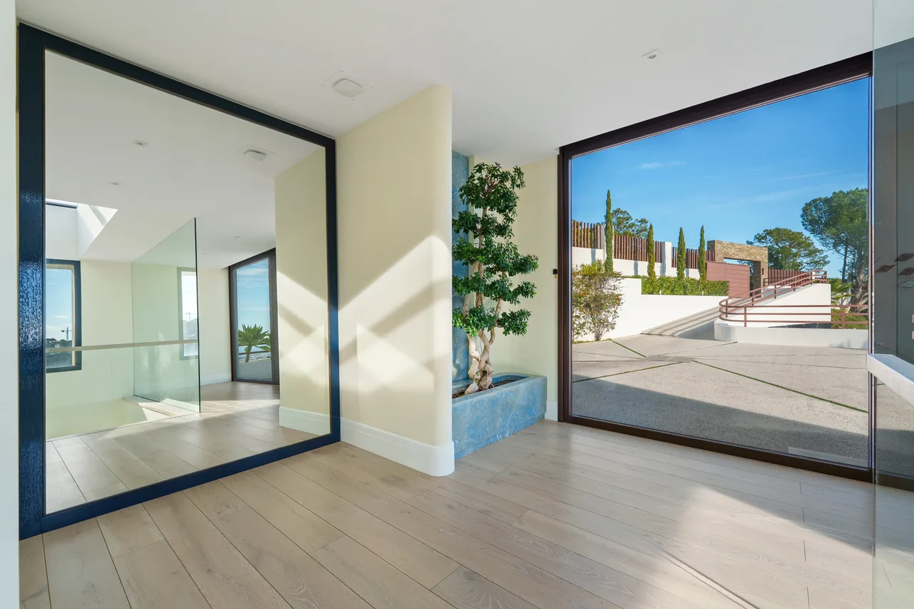 5-bedroom villa in El Madroñal with private garden and gated community — image 30