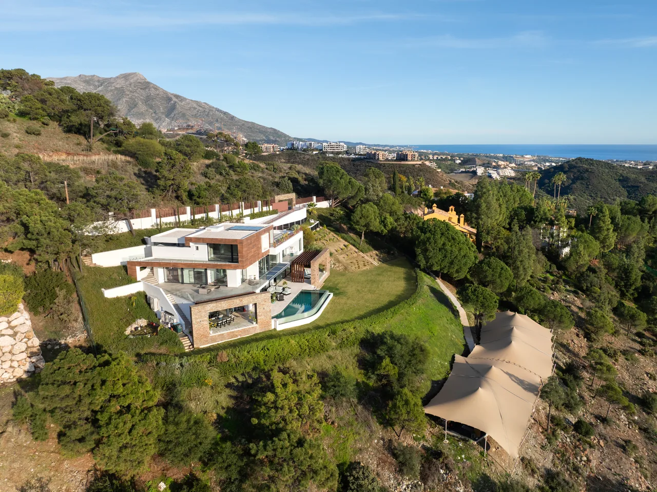 5-bedroom villa in El Madroñal with private garden and gated community — image 32