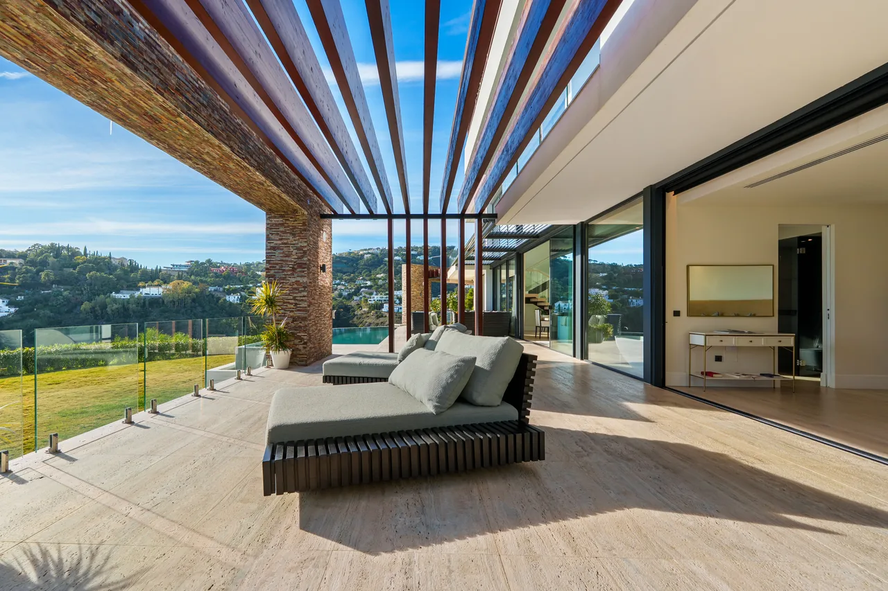 5-bedroom villa in El Madroñal with private garden and gated community — image 33