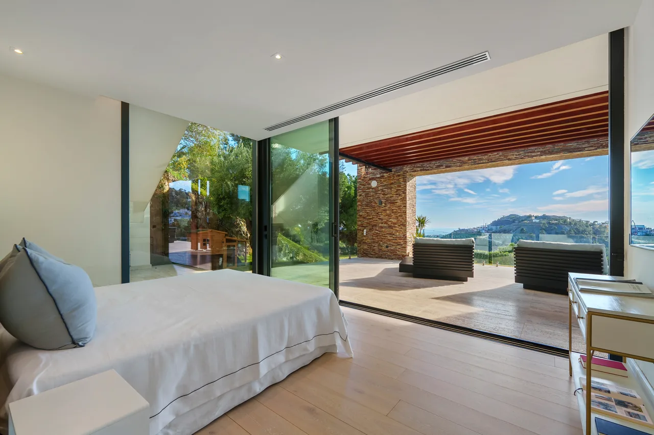 5-bedroom villa in El Madroñal with private garden and gated community — image 34