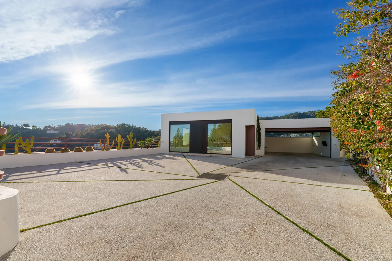 5-bedroom villa in El Madroñal with private garden and gated community — image 35