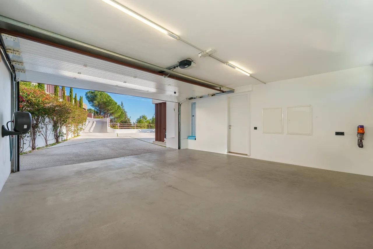 5-bedroom villa in El Madroñal with private garden and gated community — image 36