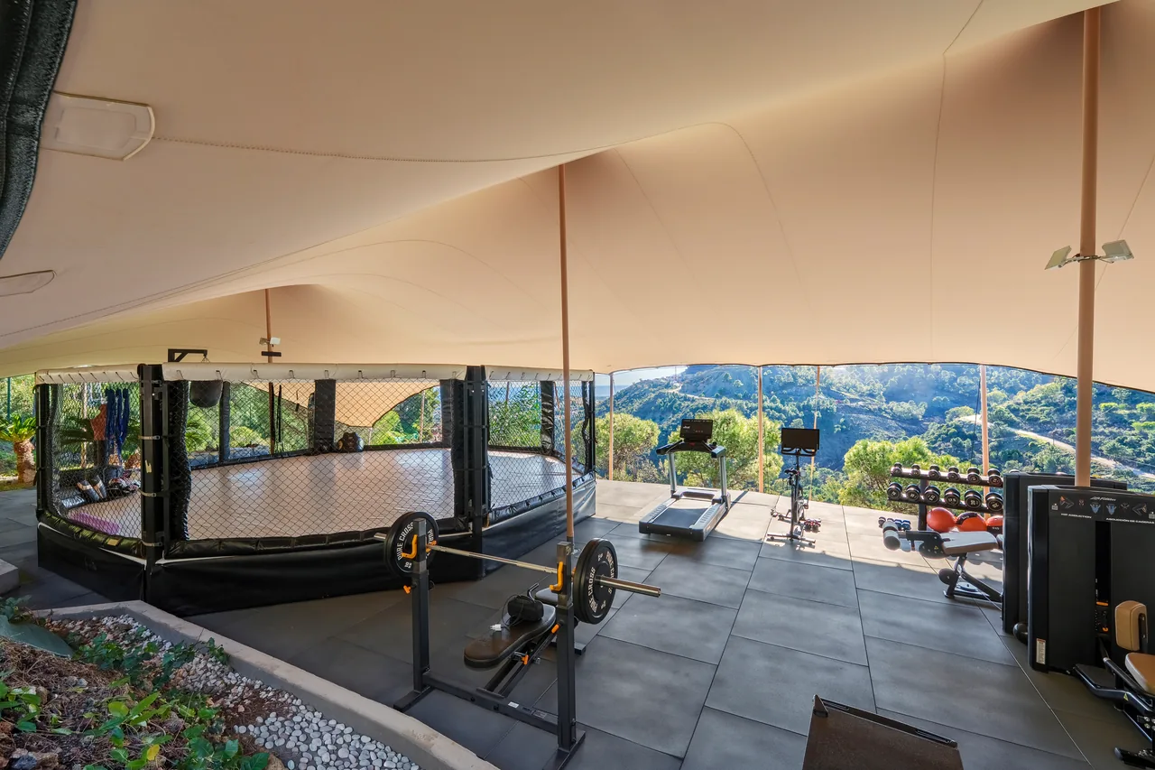 5-bedroom villa in El Madroñal with private garden and gated community — image 37