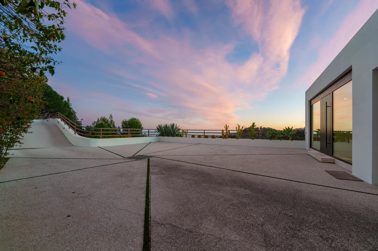 5-bedroom villa in El Madroñal with private garden and gated community — image 39