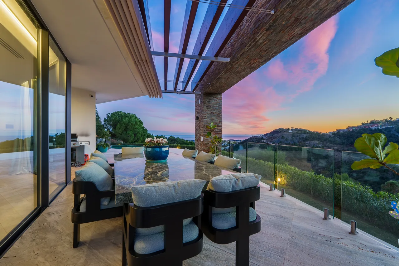 5-bedroom villa in El Madroñal with private garden and gated community — image 40