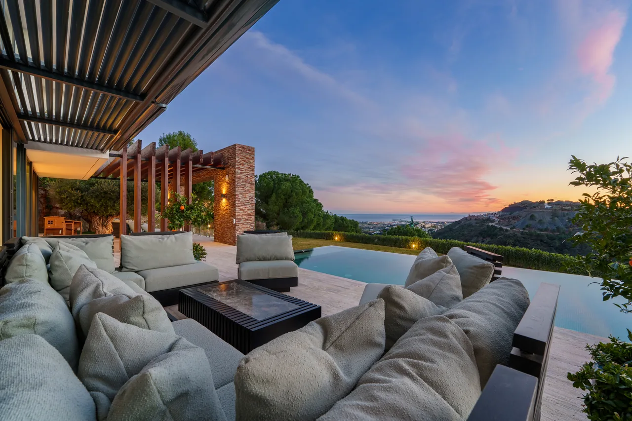 5-bedroom villa in El Madroñal with private garden and gated community — image 41