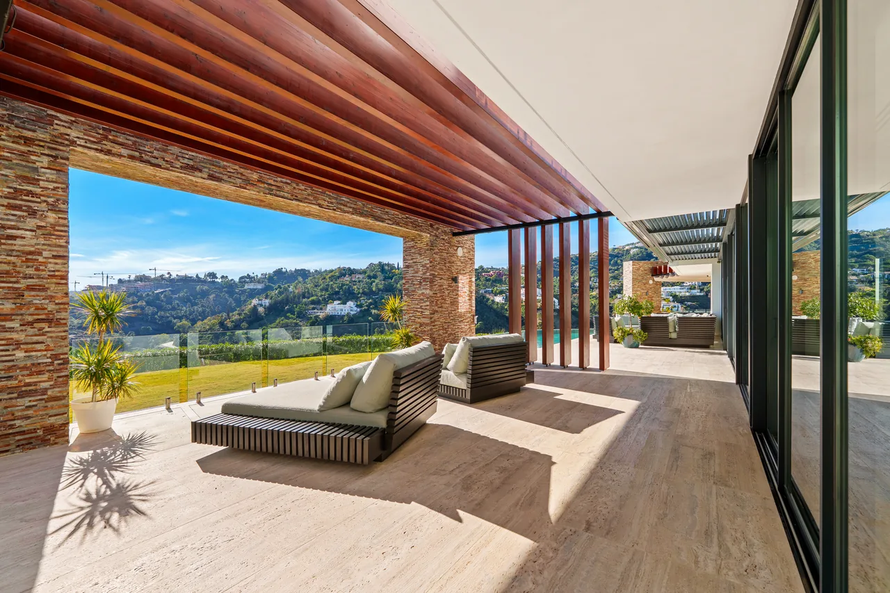 5-bedroom villa in El Madroñal with private garden and gated community — image 43